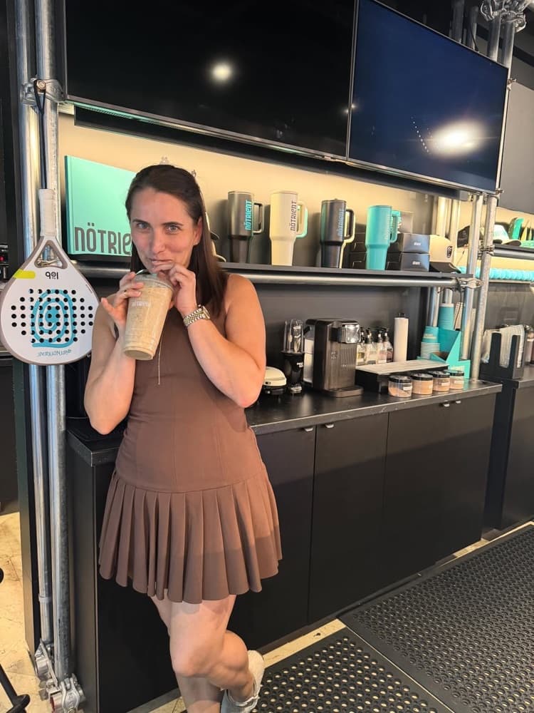 Members sharing energy over smoothies at Nötrient